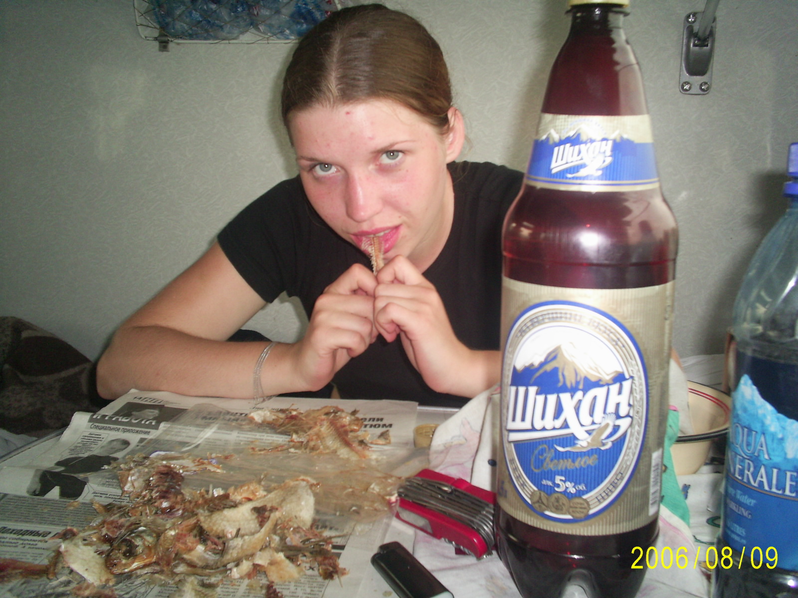 Взяла на рота. Девушка с пивом. Пиво рыба баба. Девушка с пивом и чипсами. Страшная женщина с пивом.